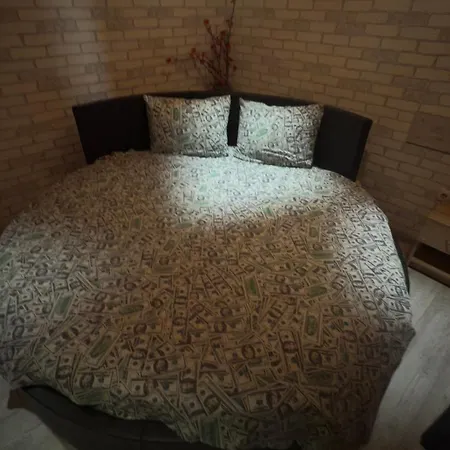 студія з круглим ліжком в центрі * Львов