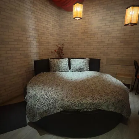 Апартаменты студія з круглим ліжком в центрі *