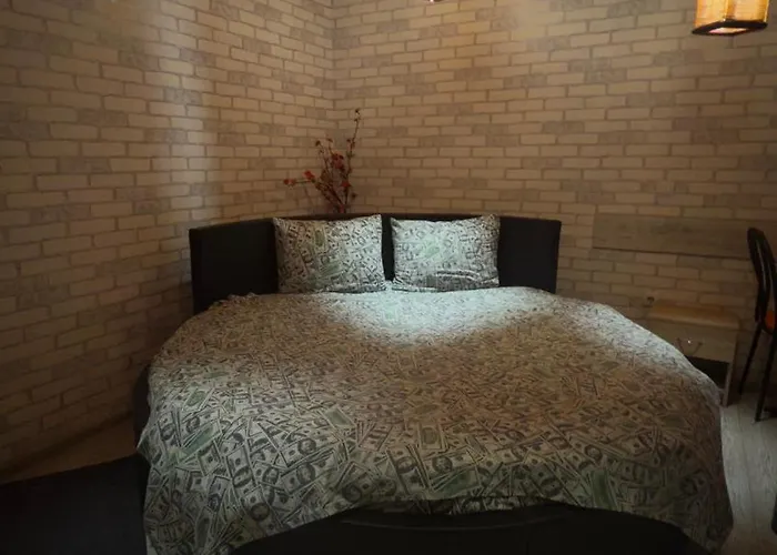 Апартаменты студія з круглим ліжком в центрі *