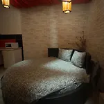 студія з круглим ліжком в центрі *