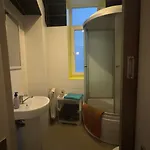 студія з круглим ліжком в центрі דירה