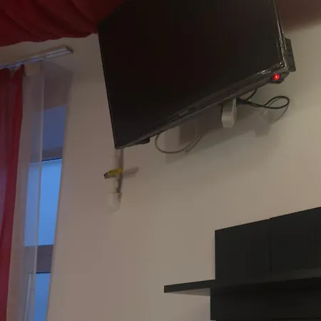 студія з круглим ліжком в центрі