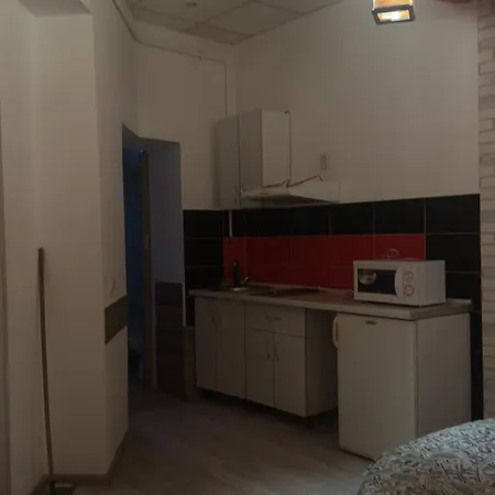студія з круглим ліжком в центрі 아파트 리비프