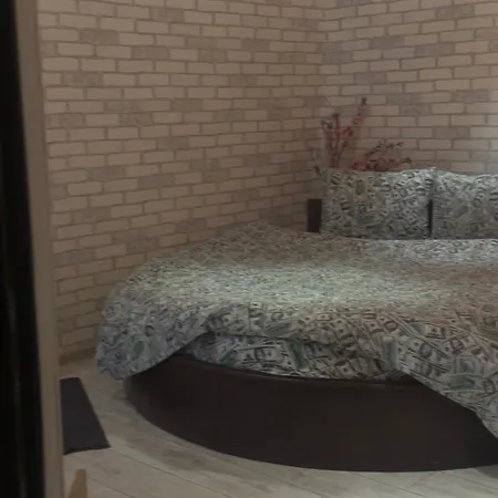 студія з круглим ліжком в центрі