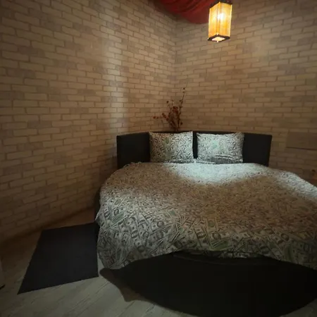 студія з круглим ліжком в центрі Apartmán