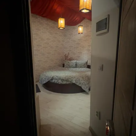 студія з круглим ліжком в центрі