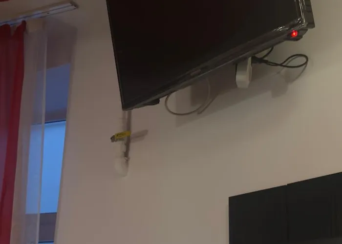 студія з круглим ліжком в центрі