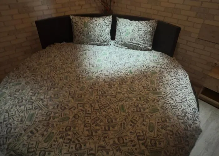 студія з круглим ліжком в центрі * リヴィウ