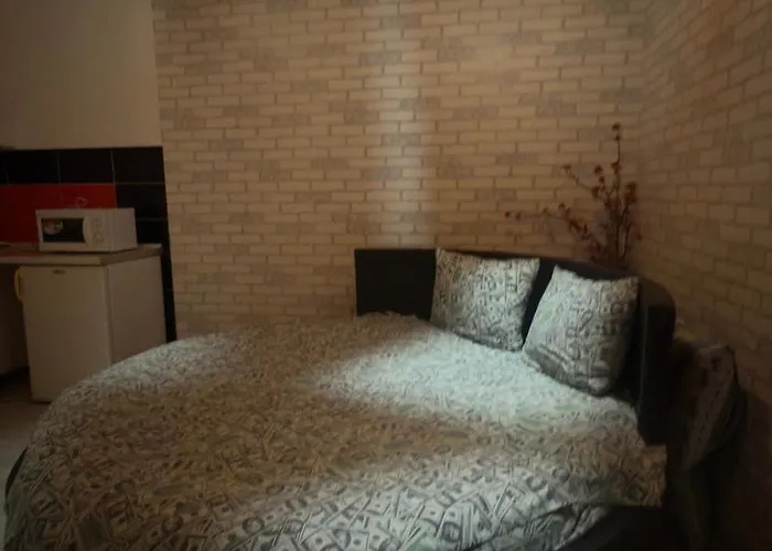 студія з круглим ліжком в центрі *