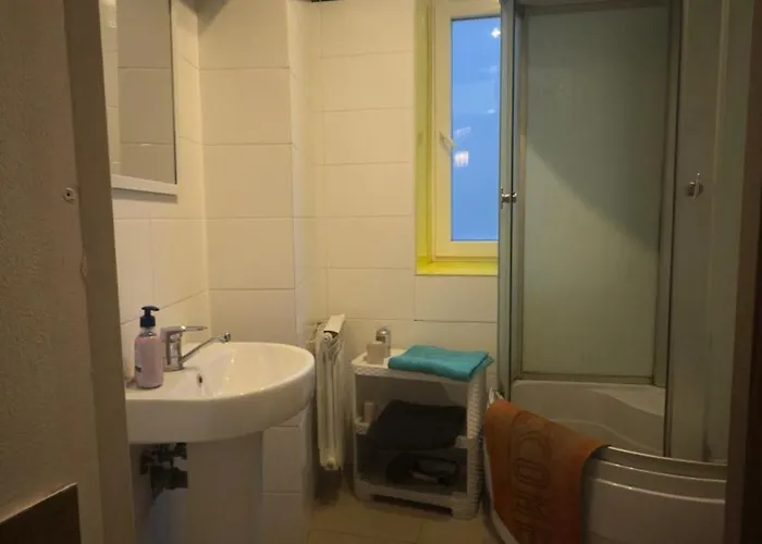 студія з круглим ліжком в центрі アパート