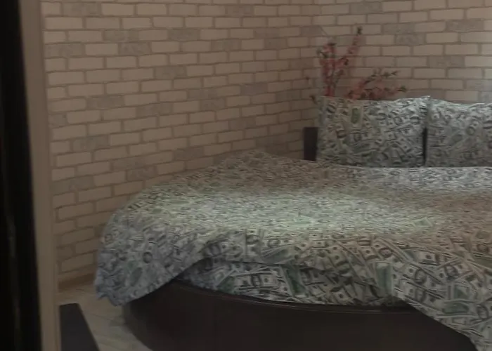 студія з круглим ліжком в центрі