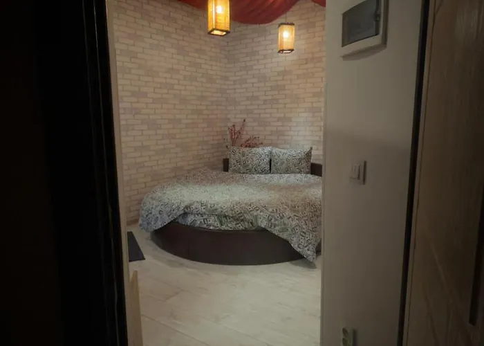 студія з круглим ліжком в центрі